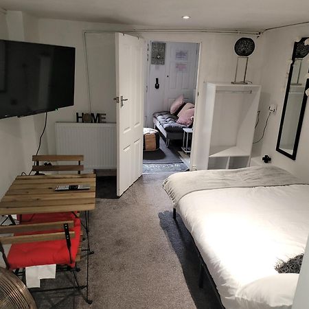 Ferienwohnung Hidden Treasure-Netflix And Wi-Fi-Basement Flat Gillingham  Exterior foto