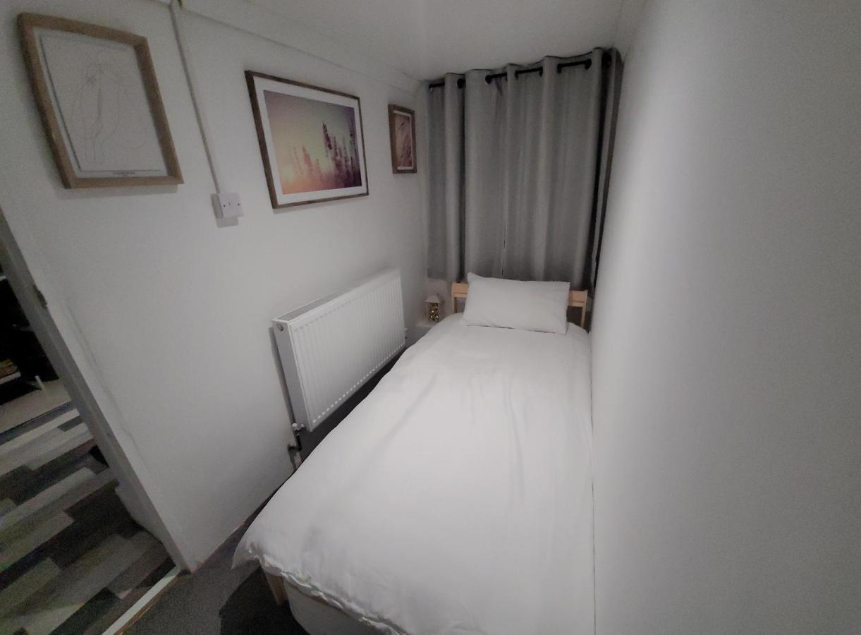 Ferienwohnung Hidden Treasure-Netflix And Wi-Fi-Basement Flat Gillingham  Exterior foto