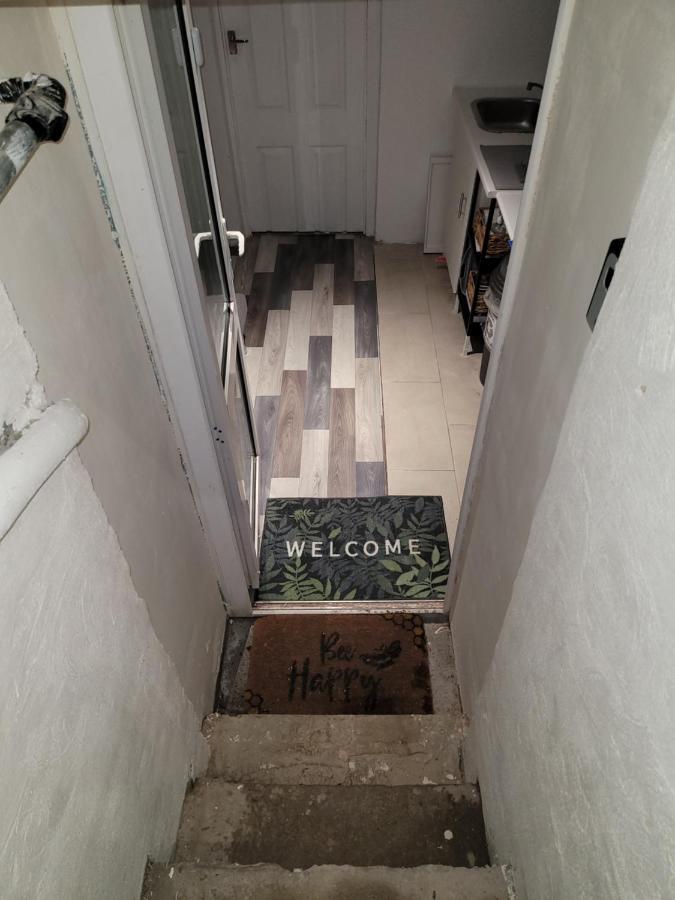 Ferienwohnung Hidden Treasure-Netflix And Wi-Fi-Basement Flat Gillingham  Exterior foto