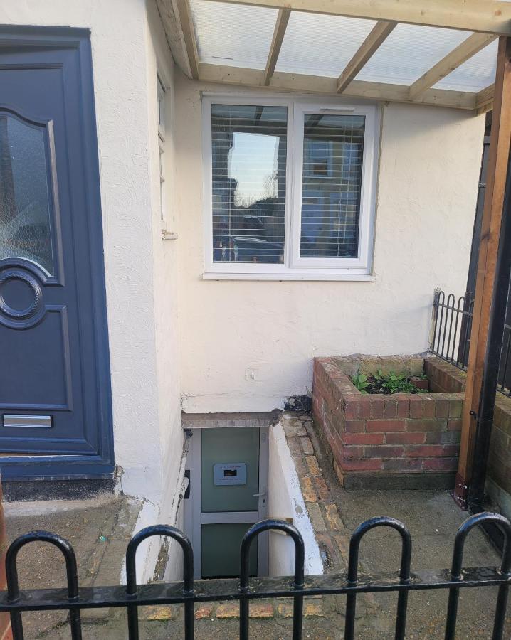 Ferienwohnung Hidden Treasure-Netflix And Wi-Fi-Basement Flat Gillingham  Exterior foto